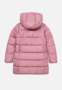 Geacă pufoasă roz, cu glugă, având secțiuni orizontale quilted și o suprafață texturată. Include un detaliu mic cu logo pe mânecă.