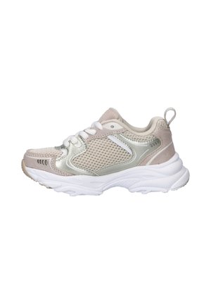 Lichtbeige en zilveren mesh sneaker met witte veters, gedempte zool en pull tab op de hiel, gezien vanaf de buitenkant.