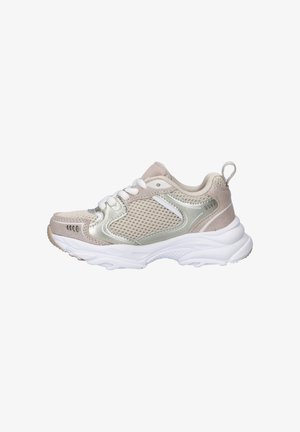 Lichtbeige en zilveren mesh sneaker met witte veters, gedempte zool en pull tab op de hiel, gezien vanaf de buitenkant.