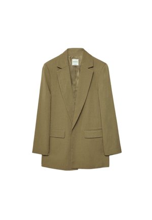 Jednoredni sako maslinasto zelene boje s izrezanim reverima, dva prednja džepa s poklopcima i dugim rukavima, prikazan na bijeloj pozadini.