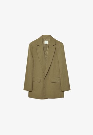 Khaki zielona marynarka na jeden guzik z wyciętymi klapami, dwoma przednimi kieszeniami z klapkami i długimi rękawami, prezentowana na białym tle.