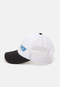 Hvit truckerhatt med svart skygge, med mesh-sider, og blå logo-tekst som leser "LIGHTS FISHING GEAR" på fronten.