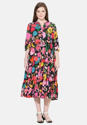Floral Maxi-Kleid mit schwarzem Hintergrund, das lebendige rosa, rote und gelbe Blumen zeigt, eine durchgehende Knopfleiste hat und 3/4-Ärmel besitzt.