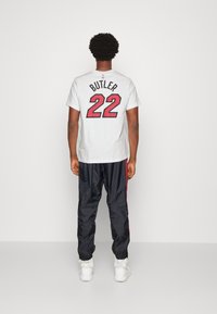 Nike Performance NBA JIMMY BUTLER MIAMI HEAT NAME & NUMBER TEE - Klubu apģērbs - white