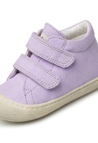 Scarpa in tela viola con due cinturini a strappo, fodera bianca e suola in gomma testurizzata; punta arrotondata, cuciture decorative e profilo basso.
