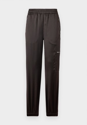 Schwarze Sporthosen aus glattem Stoff, mit elastischem Bund, schmal zulaufenden Beinen und seitlichen Reißverschlusstaschen.