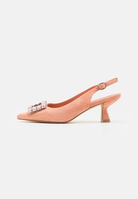 Chaussure à bride arrière en daim rose avec un bout pointu, dotée d'une boucle métallique décorative à l'avant et d'un talon courbé de hauteur moyenne.