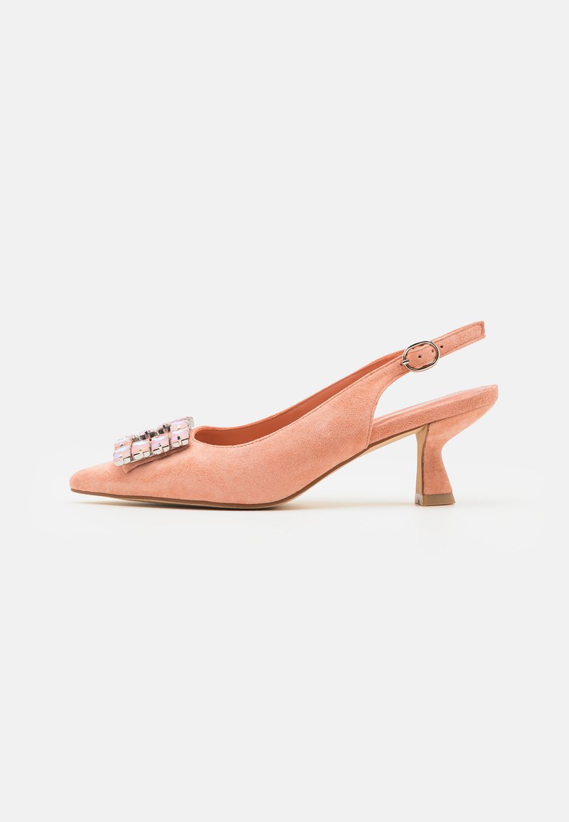 Chaussure à bride arrière en daim rose avec un bout pointu, dotée d'une boucle métallique décorative à l'avant et d'un talon courbé de hauteur moyenne.