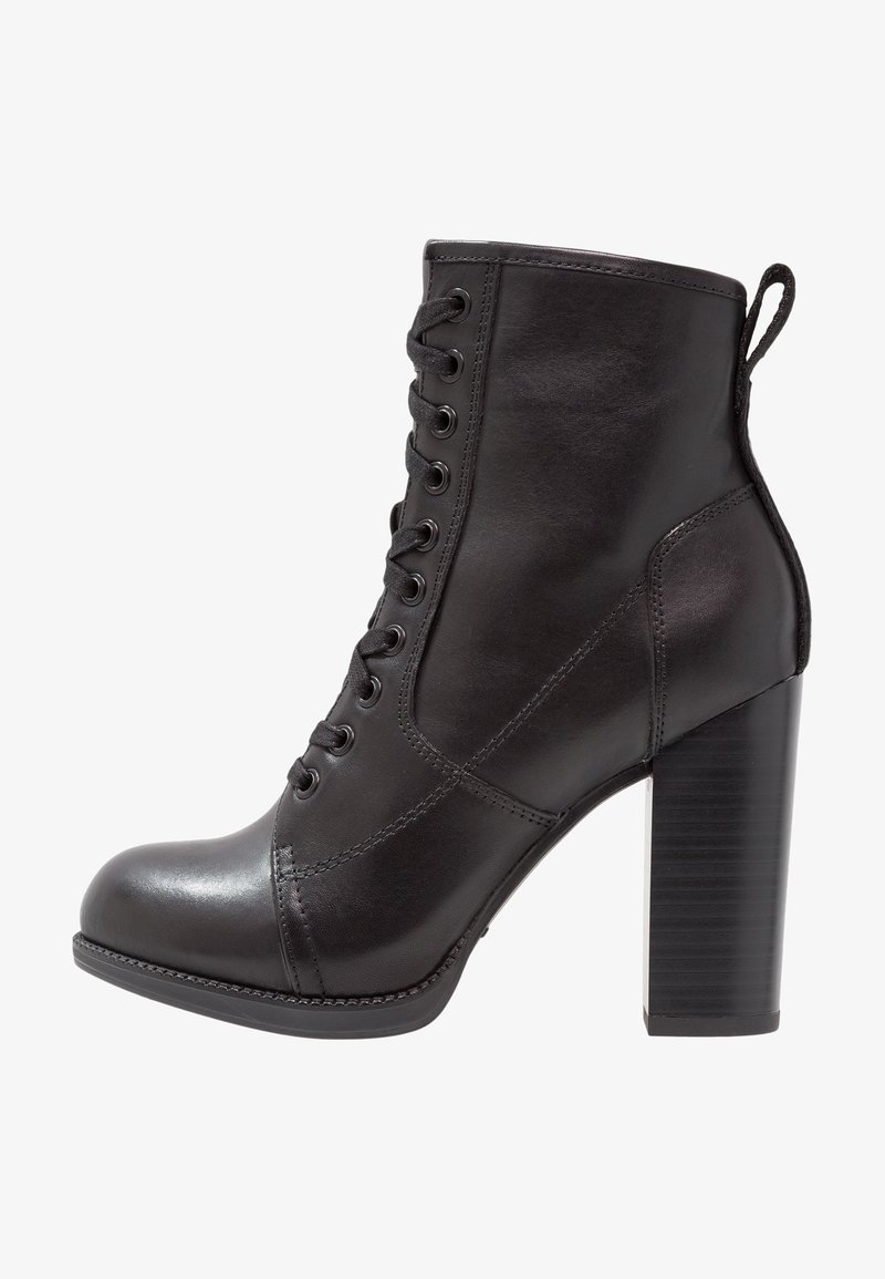 Bottine noire en cuir à lacets avec un talon haut et épais et une languette à l'arrière.