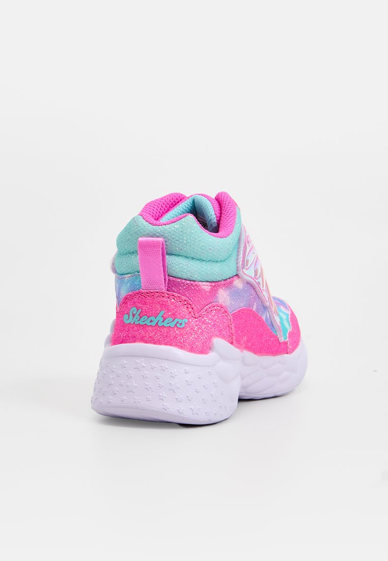 Sneaker alta rosa e turchese con una finitura glitterata, collo imbottito e suola bianca testurizzata con motivi a stella. Logo "Skechers" visibile.