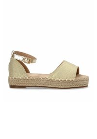 Sandalias espadrilles de tela dorada con suela de yute trenzado, punta abierta y correa para el tobillo. Presenta un upper texturizado y un forro interior en color beige.