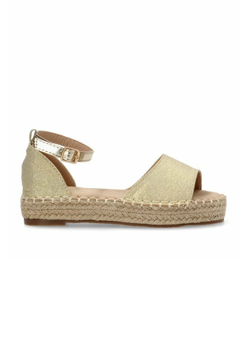 Sandalias espadrilles de tela dorada con suela de yute trenzado, punta abierta y correa para el tobillo. Presenta un upper texturizado y un forro interior en color beige.
