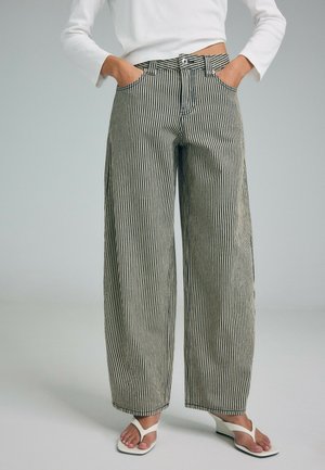 Stradivarius, D80 STRIPED BARREL-LEG JEANS - Wide Leg - mottled dark grey