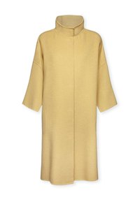 Abrigo de mezcla de lana amarillo con cuello alto, mangas tres cuartos, dos bolsillos laterales y corte recto. Textura suave con detalles mínimos.