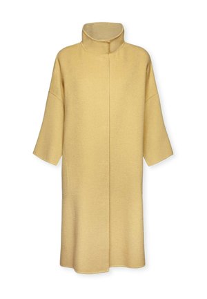 Abrigo de mezcla de lana amarillo con cuello alto, mangas tres cuartos, dos bolsillos laterales y corte recto. Textura suave con detalles mínimos.
