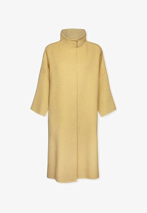 Gelber Wollmischungs-Mantel mit hohem Kragen, Dreiviertelärmeln, zwei Seitentaschen und geradem Schnitt. Glatte Textur mit minimalen Details.
