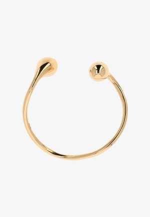 Offenes, dünnes Goldarmband mit glatten, abgerundeten Enden, einer größeren Tropfenform und einer kleineren kugelförmigen Form.