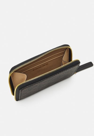 Portefeuille zippé en matériau noir texturé, avec un intérieur marron, plusieurs fentes pour cartes et des détails en zip doré.