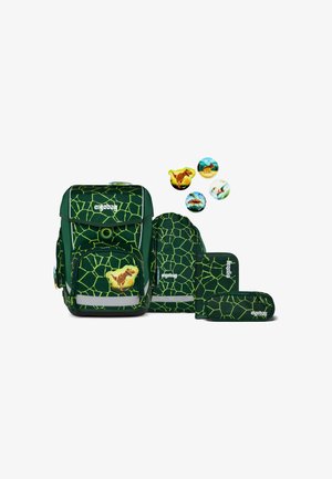 Sac à dos vert avec un motif de carapace de tortue, comprenant une poche frontale et des pochettes détachables. Inclus quatre badges décoratifs circulaires.