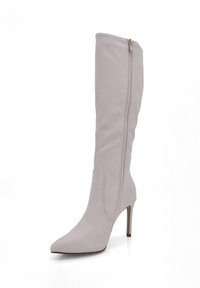 Knöchelhohe beige Stiefel aus glattem synthetischen Material mit spitzem Zeh und schlankem Stiletto-Absatz. Verfügt über einen Seitenreißverschluss für ein einfaches An- und Ausziehen.