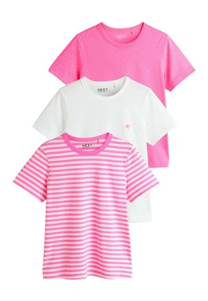Tre t-shirt di cotone a maniche corte: una di colore rosa acceso uniforme, una bianca uniforme con piccolo logo rosa, una a strisce orizzontali rosa e bianche.