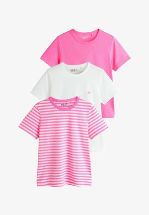 Trīs īsām piedurknēm kokvilnas T-krekli: viens vienkrāsains spilgti rozā, viens vienkrāsains balts ar mazu rozā logotipu, viens ar rozā un baltām horizontālām svītrām.