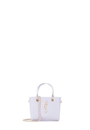 Borsa tote grigia chiara con tessuto trapuntato, accessori in oro, manici superiori doppi e una tracolla a catena staccabile; presenta il logo sulla parte frontale.