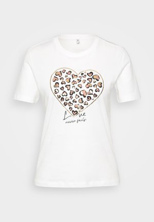 Biała bawełniana koszulka z grafiką serca w panterkę w kolorach różowym, pomarańczowym i czarnym, z napisem "Miłość nigdy nie zawodzi" poniżej.