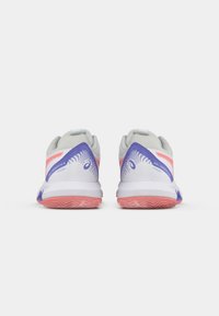 Grå og hvite athletic sko med rosa og lilla detaljer. Har en teksturert overdel, polstret såle og logo på siden.