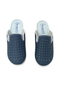 Zoccoli blu scuro slip-on con tomaia perforata, dettagli bianchi e solette grigie. Materiale morbido con punta arrotondata e suola piatta.