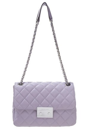 Lilla quiltet skuldertaske i læder med sølvkæde som rem og rektangulært sølvspænde på frontklappen.