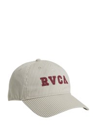 Cappellino da baseball a strisce beige, realizzato in tessuto e con visiera leggermente curva; presenta il logo "RVCA" ricamato in rosso sul davanti.