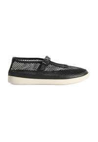 Schwarzer Netzschuh zum Hineinschlüpfen mit Lederakzenten und verstellbarem Riemen, ausgestattet mit einer leichten beigefarbenen Sohle und einem schlanken, flachen Design.