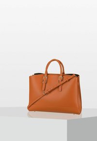 Borsa tote in pelle arancione con due manici superiori, una tracolla regolabile, accessori in argento e un design strutturato con chiusura a zip.