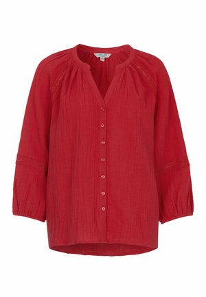 Rode blouse met lange mouwen en knopen aan de voorkant, met kantdetails op de schouders en mouwen, en een ronde halslijn met lichte plooien.