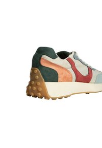 Zapatilla multicolor con parte superior de malla y ante que presenta acentos en verde, rosa y azul, una suela blanca y una suela de goma texturizada.