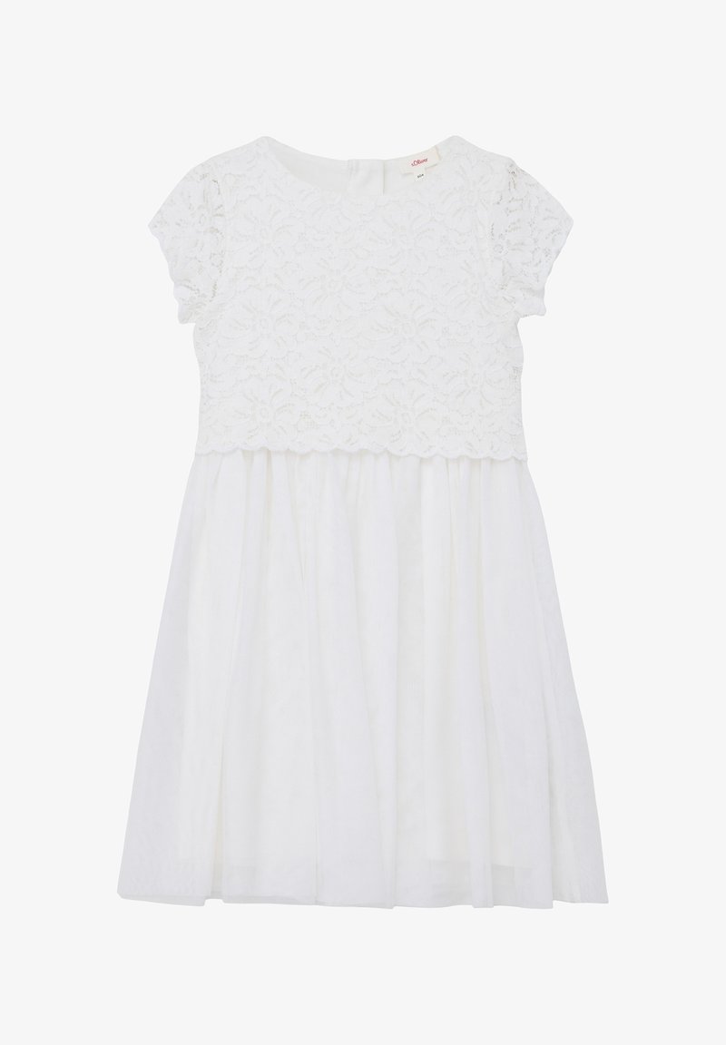 Robe blanche avec un corsage en dentelle et des manches courtes, dotée d'un jupon doux et superposé. Texture lisse et col rond classique.