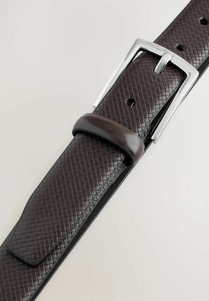 Ceinture en cuir texturé marron avec une boucle rectangulaire en argent, présentant des bords surpiqués et plusieurs trous pour l'ajustabilité.