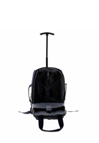 Mochila con ruedas y asa retráctil; fabricada con tela de color azul marino resistente; cuenta con correas ajustables, compartimento con cremallera y base robusta.