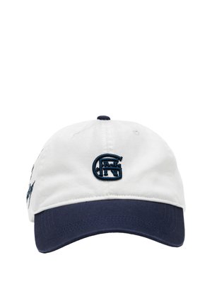 Biała bawełniana czapka z granatowym daszkiem. Z przodu i z boku haftowane logo. Miękka tekstura, regulowany pasek z tyłu.