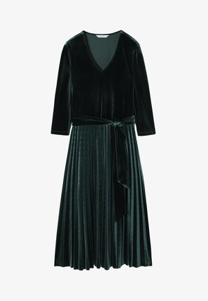 Mørkegrøn velourkjole med V-hals, lange ærmer, plisseret nederdel og en bundet bælte i taljen. Glat tekstur og elegant design.