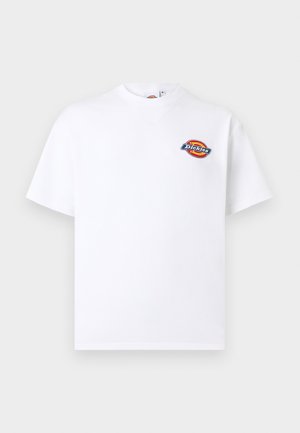 Hvit kortermet t-skjorte med liten fargerik Dickies-logo på venstre bryst og rund hals.