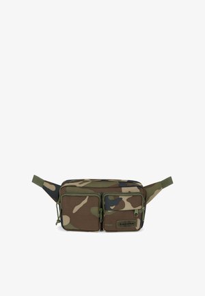Gürteltasche mit Camouflage-Muster, zwei vorderen Reißverschlusstaschen und verstellbaren Riemen auf weißem Hintergrund.