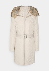 Manteau d'hiver long matelassé crème avec capuche, bordure en fausse fourrure, fermeture éclair avant et ceinture ajustable à boucle rectangulaire.