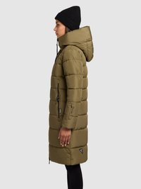 Olive roheline tekiga jope kapuutsiga, tikandiga tekstuuriga, külgedel lukkudega ja kolmnurkse logomärgiga, kantud musta kootud mütsiga.