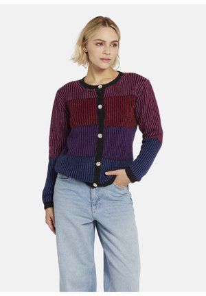 Meerkleurige gebreide cardigan met verticale strepen in rood, paars en blauw, met een ronde halslijn en knoopsluiting aan de voorkant.