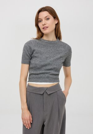 Top corto a coste grigio con maniche corte e scollatura rotonda, abbinato a pantaloni grigi a vita alta con una cintura ripiegata.