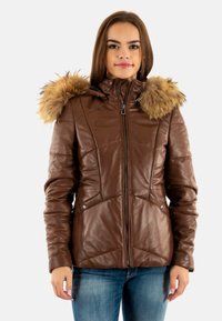 Chaqueta de cuero marrón con capucha forrada de piel, cierre de cremallera y paneles acolchados diagonales. Cuenta con dos bolsillos laterales y un diseño ajustado.