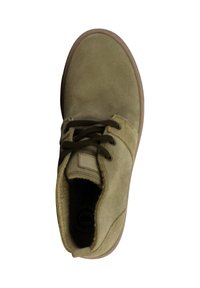 Zapato verde de ante con cordones, punta redonda, cordones marrones y un interior texturizado. Suela de goma marrón clara con un diseño sencillo.