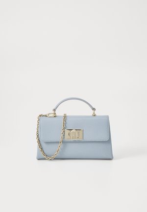 Lyseblå tekstureret lædertaske med topstrop, guldfarvet kæderem og rektangulært guldlås på frontklap.